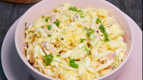 Pyszna sałatka z ananasa